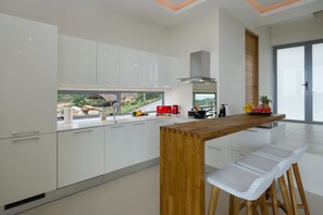 3-Bedroom Pool Villa | Eigene Küche | Großer Kühlschrank, Mikrowelle, Ofen, Herdplatte