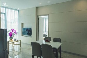 Luxury-Apartment, 2 Schlafzimmer | 1 Schlafzimmer, Minibar, Zimmersafe, Schreibtisch