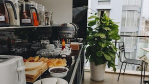 Un bufé de desayuno con diversas opciones de comida y una estación de café.