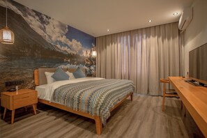 Kamar Twin Elite, 1 kamar tidur, beranda, area taman | Brankas, meja kerja, tirai kedap cahaya, dan kedap suara