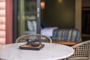 Habitació romàntica, balcó, zona enjardinada | Caixa forta a l'habitació, escriptori i cortines opaques 