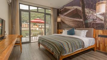 Habitación romántica, balcón, en el área del jardín | Caja de seguridad en la habitación, escritorio y cortinas blackout