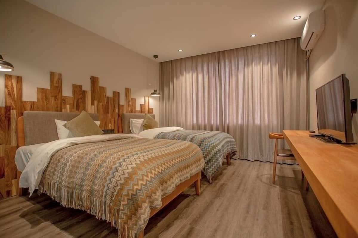 Elite Twin Room, 1 Bedroom, Lanai, Garden Area | Peti besi dalam bilik, meja, langsir/tirai gelap terus, kalis bunyi