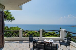 Outdoor dining - Villa Turchese - Romantic sea view just 200 mt from beach & pool (Torre Delle Stelle)