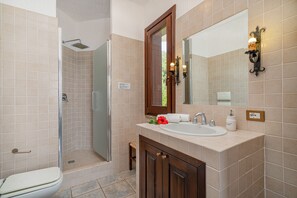Shower, hair dryer, bidet, towels - Villa Turchese - Romantic sea view just 200 mt from beach & pool (Torre Delle Stelle)