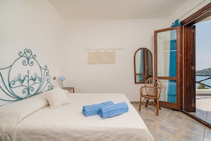 2 bedrooms, in-room safe, iron/ironing board, travel cot - Villa Turchese - Romantic sea view just 200 mt from beach & pool (Torre Delle Stelle)