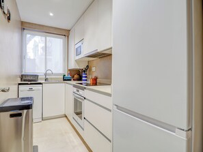 Kjøleskap, mikrobølgeovn, ovn og oppvaskmaskin