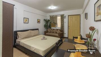 Kamar Double Premium | Meja kerja, tempat tidur lipat/tambahan, Wi-Fi gratis, dan seprai linen