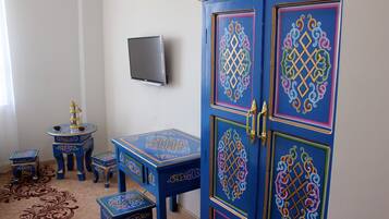 Standard Twin Room | Living area | Flat-screen TV, pay films