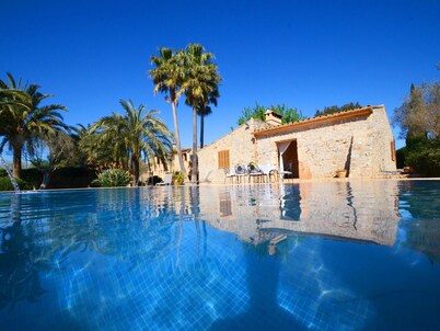 V. Can Rovey, pool and gardens in Inca