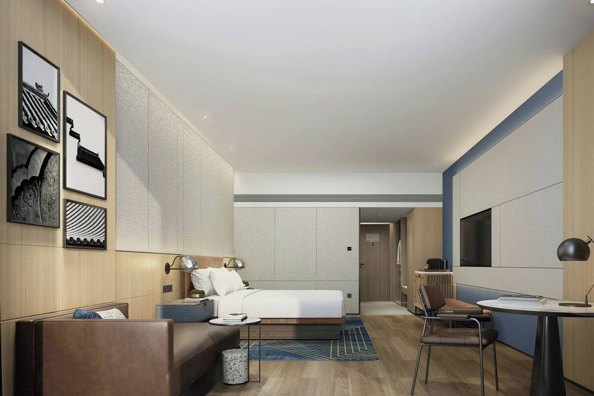 Habitación estándar, 1 cama King size, vista a la ciudad | Minibar, escritorio, cortinas blackout y tabla de planchar con plancha