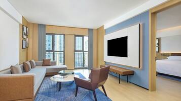 Suite Premium, 1 cama King size, vista a la ciudad | Sala de estar | Televisión de pantalla plana