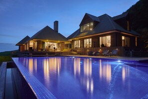 Outdoor pool, sun loungers - Ocean Farm (Gerringong)