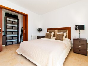 4 bedrooms, iron/ironing board, travel crib, free WiFi - V. S'Hermita in Inca WiFi (Inca)