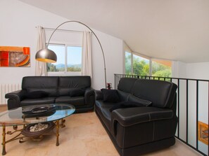 Een televisie, een dvd-speler en een tafeltennistafel