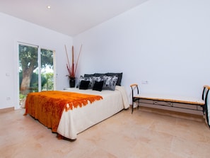 4 bedrooms, desk, iron/ironing board, free WiFi