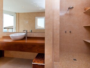 Ensemble douche/baignoire, baignoire Ă jets, sĂšche-cheveux, bidet