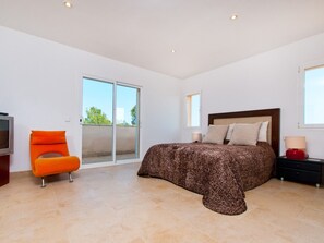 4 slaapkamers, een strijkplank/strijkijzer, reisbedje, gratis wifi