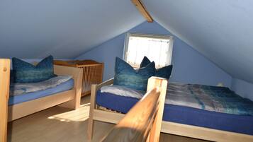 2 bedrooms, travel cot, bed sheets