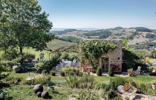 Lovely home in Thizy-les-Bourgs