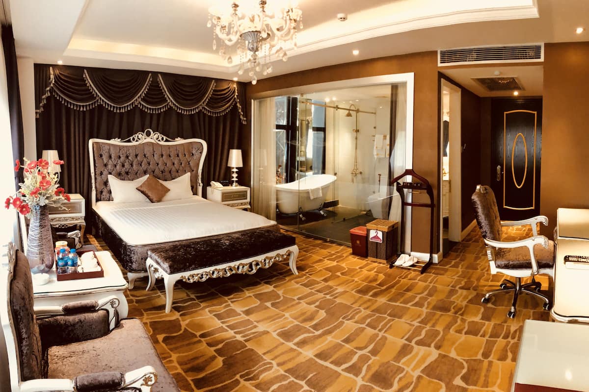 Superior Double Room | Minibar, in-room safe, desk, blackout drapes