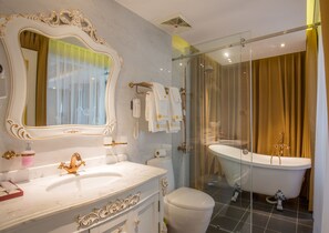 Separate bathtub and shower, deep-soaking bathtub, free toiletries - Hoang Trieu Hotel (Ho Chi Minh City)