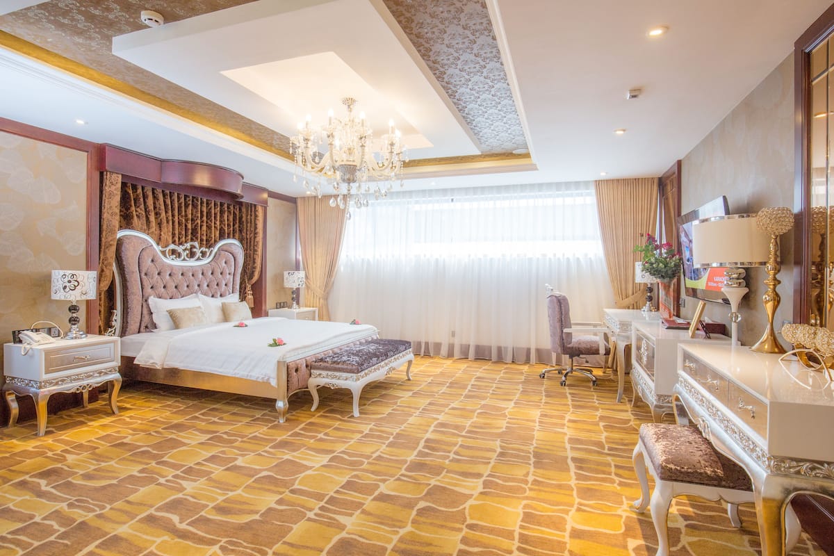 Phòng Suite | Minibar, két bảo mật tại phòng, bàn, màn/rèm cản sáng 