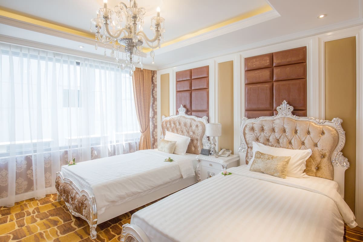Deluxe Twin Room | Minibar, in-room safe, desk, blackout drapes