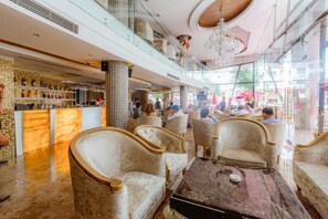 供应早餐、午餐和晚餐