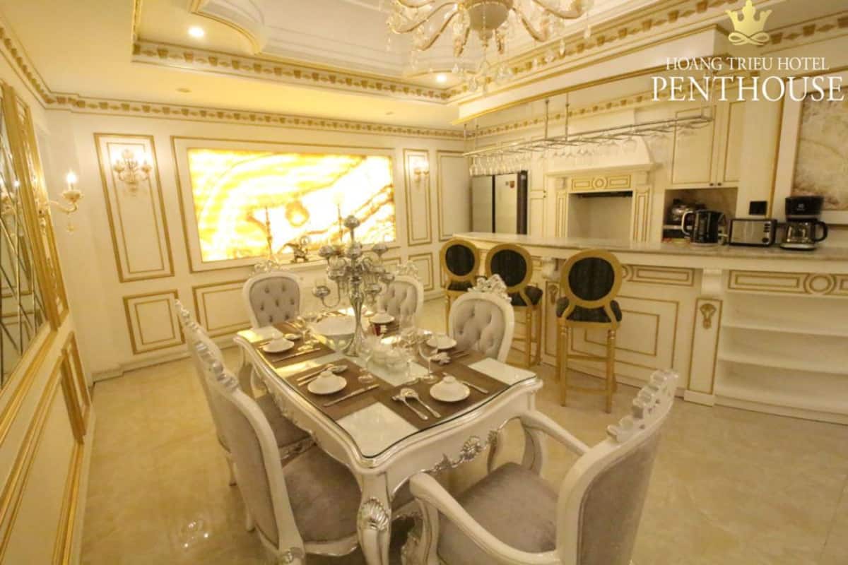 Executive Double Room, 1 King Bed, City View | In-room dining