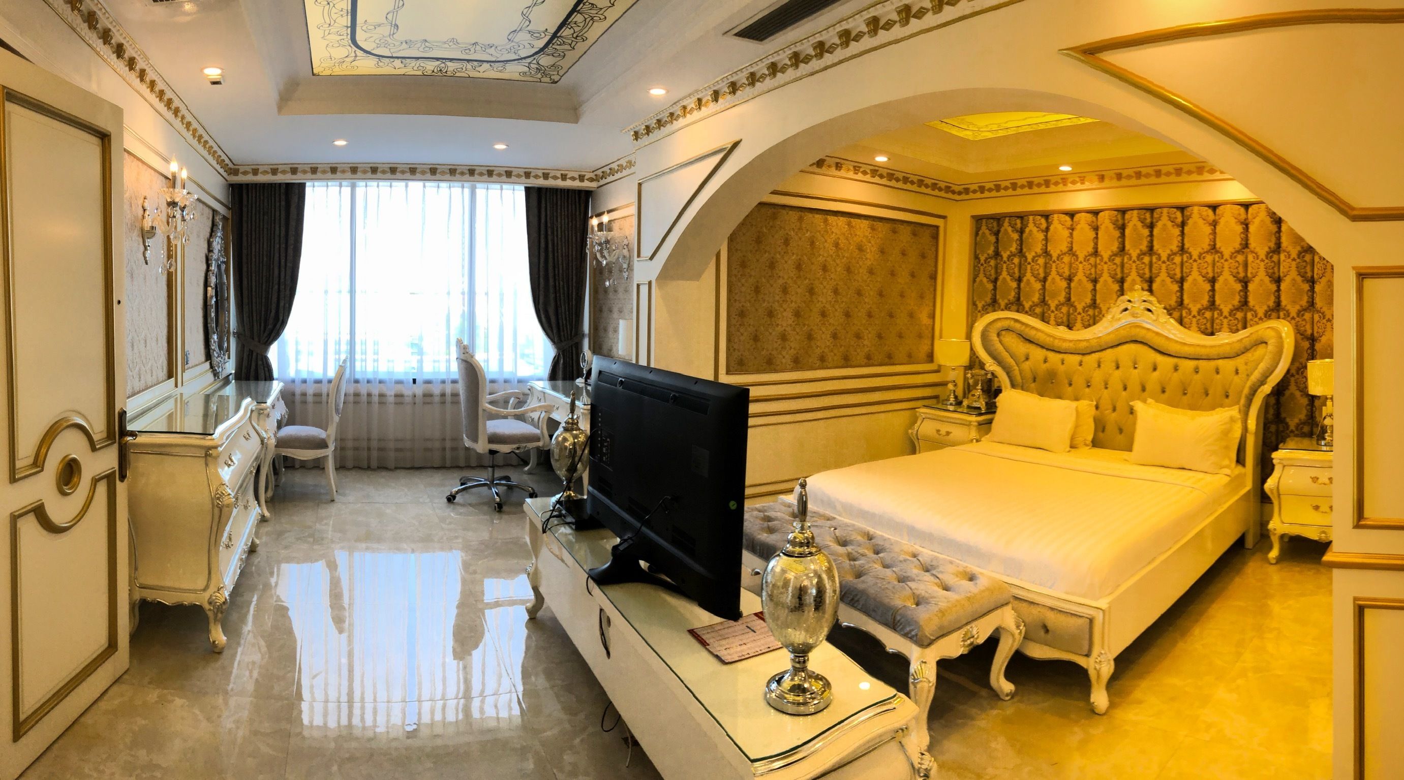 Executive-Doppelzimmer, 1 King-Bett, Stadtblick | Wohnzimmer | 42-Zoll-Smart-TV mit Kabelempfang, Fernseher