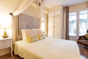 3 habitaciones, escritorio y tabla de planchar con plancha 