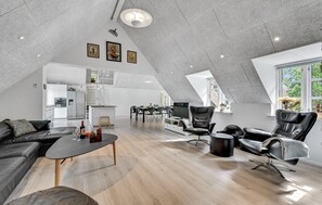 TV, peis, DVD-spiller og bordtennis