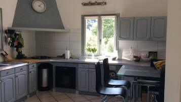 冷蔵庫、電子レンジ、オーブン、コンロ