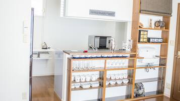 Hus (Private Vacation) | Eget tekjøkken | Kjøleskap, mikrobølgeovn, kokeplater og kaffetrakter/tekoker