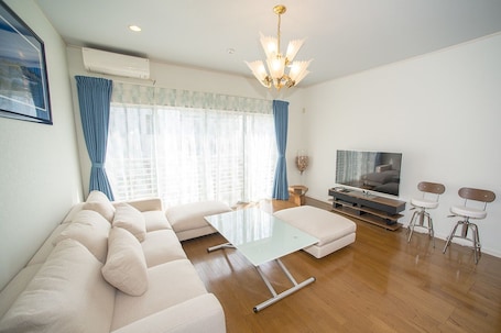 Private Vacation Home | Living room | Flat-screen TV, DVD player