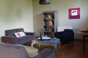 تلفزيون، مدفأة، مشغل دي في دي، تنس طاولة