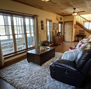 TV connectée, livres, chaîne hi-fi