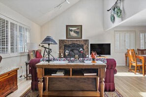 Smart TV, fireplace