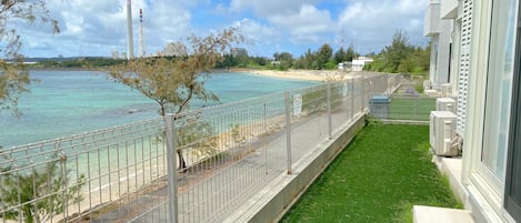 Familiehus, ikke-røyk, sjøvendt (Max10,7 beds,BBQ,2 parkings,KIN1-D-) | Terrasse/patio