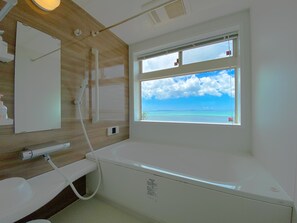 Maison Familiale, non-fumeurs, vue mer (Max10,7 beds,2 parkings,KIN1-C-) | Salle de bain | Baignoire et douche séparées, articles de toilette gratuits