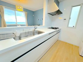 Refrigerador, microondas, placa de cocina, tostadora