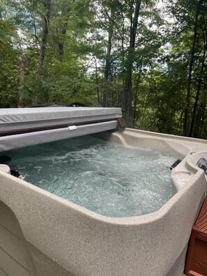Outdoor spa tub - A Little Bit of Heaven. Hot tub, Pool Table, Pigeon Forge Cabin (Sevierville)