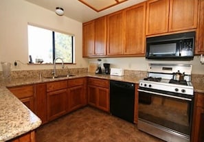 Fridge, microwave, oven, stovetop - Lovely Serenity on Parkhill (Cambria)