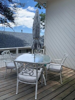 Outdoor dining - Mountain Views,Downtown,RMNP,Fenced Backyard,Pet Friendly,Hot Tub!Woods&Waves (Estes Park)