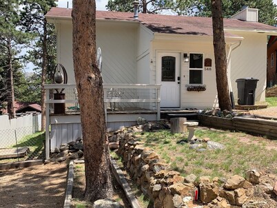 Mountain Views,Downtown,RMNP,Fenced Backyard,Pet Friendly,Hot Tub!Woods&Waves