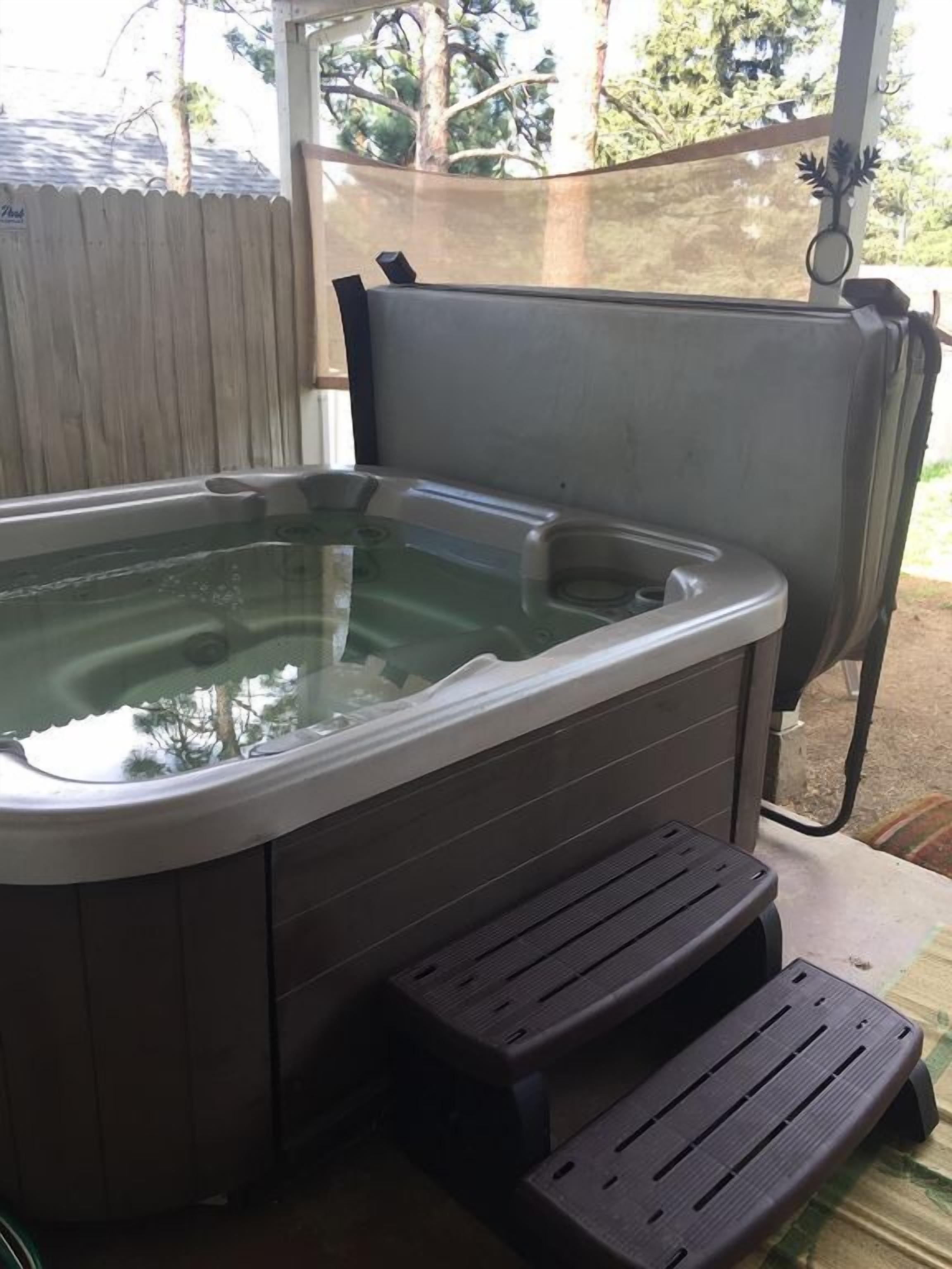 Mountain Views,Downtown,RMNP,Fenced Backyard,Pet Friendly,Hot Tub!Woods&Waves