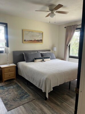 2 habitaciones, tabla de planchar con plancha y cuna de viaje 