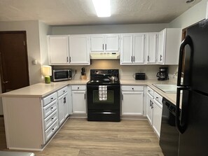 Refrigerador, microondas, horno y parrilla de estufa 