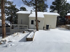 Exterior - Mountain Views,Downtown,RMNP,Fenced Backyard,Pet Friendly,Hot Tub!Woods&Waves (Estes Park)